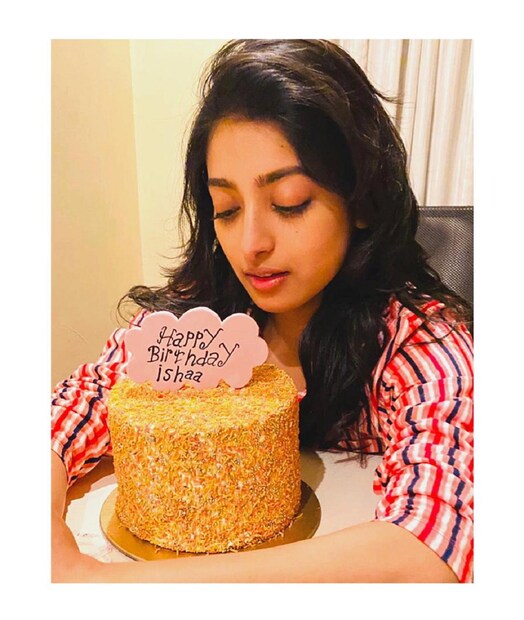 কিন্তু জন্মদিনে কোনো আয়োজন হবে না, সেটা কি হয়। তাই শ্যুটিং ফ্লোরের সকলে মিলে করে ফেললো আয়োজন।   ঠিক রাত ১২ টার সময় কলাকুশলীরা মিলে কেক নিয়ে আসেন। 