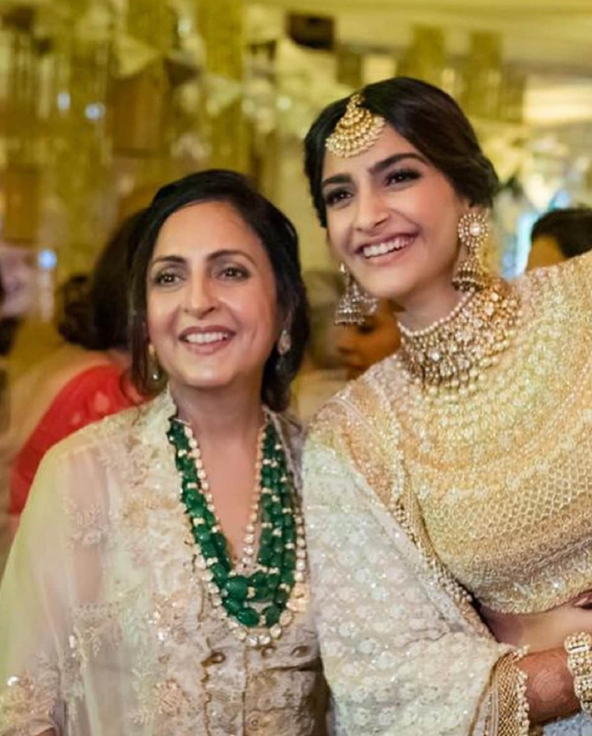 আর একটি সুন্দর লেখা লিখলেন শাশুড়ি মায়ের জন্য। কে বলে বউমা কখনও মেয়ে হতে পারে না ! সোনমের পোস্ট পড়ে চোখে জল এল নেটিজেনদের। photo source Instagram আর একটি সুন্দর লেখা লিখলেন শাশুড়ি মায়ের জন্য। কে বলে বউমা কখনও মেয়ে হতে পারে না ! সোনমের পোস্ট পড়ে চোখে জল এল নেটিজেনদের। photo source Instagram