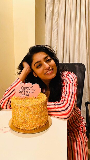 সকলে মিলে জমিয়ে সেলিব্রেট করেন ঈশার জন্মদিন।   জন্মদিন, কাজের মধ্যেই কাটান ঈশা। শ্যুটিং ফ্লোরে সহকর্মীদের সঙ্গে কাটান তাঁর বিশেষ এই দিন।