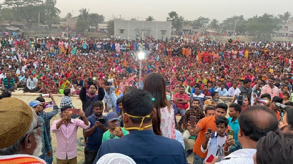 সেখানে নুসরতের সভায় জমায়েত হয় কয়েক হাজার মানুষের। তাঁদের নিয়ে তৃণমূলের হয়ে প্রচার করেন নুসরত। বক্তব্য রাখেন। photo source twitter সেখানে নুসরতের সভায় জমায়েত হয় কয়েক হাজার মানুষের। তাঁদের নিয়ে তৃণমূলের হয়ে প্রচার করেন নুসরত। বক্তব্য রাখেন। photo source twitter