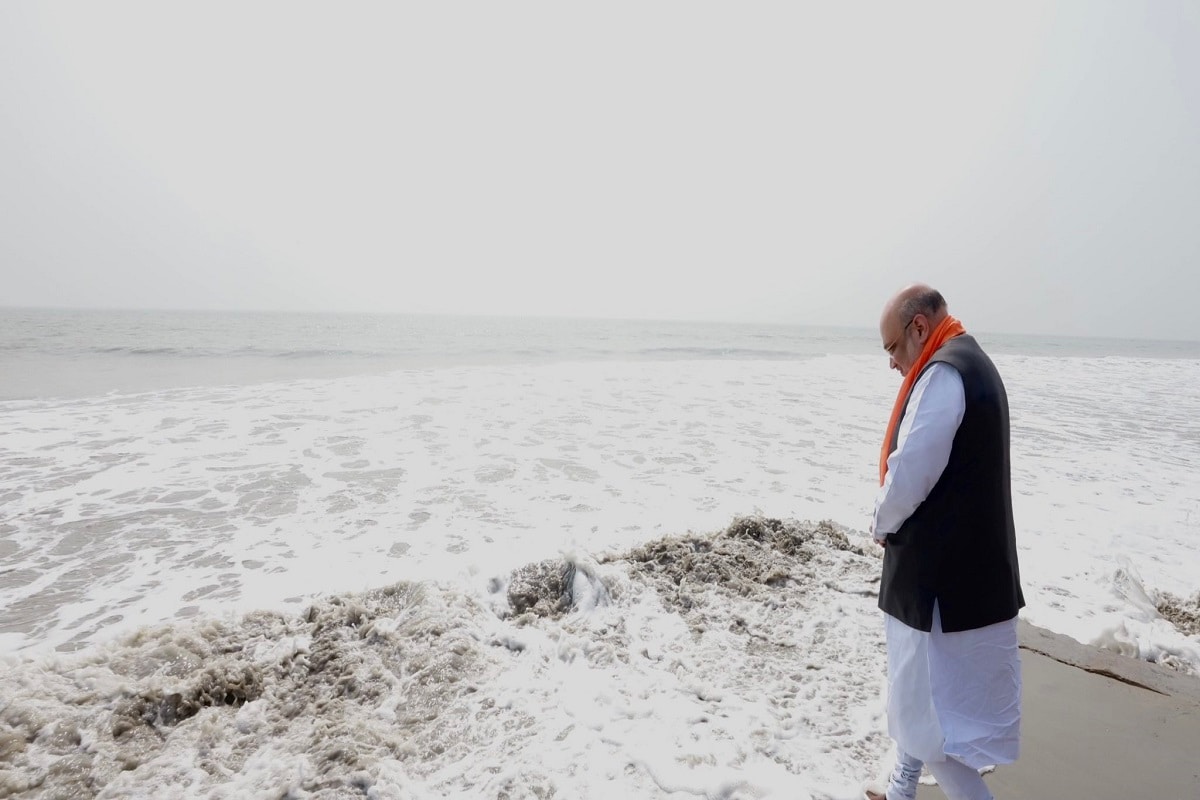আজ গঙ্গাসাগরে পৌঁছলেন অমিত শাহ। গঙ্গাসাগরে পরিবর্তন যাত্রায় এসে বাংলার পবিত্র এই তীর্থভূমিকে আন্তর্জাতিক পর্যটন কেন্দ্র বানানোর আশ্বাস দিলেন অমিত শাহ। তাঁর দাবি, এবার নির্বাচনে পালাবদল হবেই। সরকারি কর্মী থেকে মৎস্যজীবী, নানা প্রকল্পের প্রতিশ্রুতি থাকল শাহের মুখে। আজ গঙ্গাসাগরে পৌঁছলেন অমিত শাহ। গঙ্গাসাগরে পরিবর্তন যাত্রায় এসে বাংলার পবিত্র এই তীর্থভূমিকে আন্তর্জাতিক পর্যটন কেন্দ্র বানানোর আশ্বাস দিলেন অমিত শাহ। তাঁর দাবি, এবার নির্বাচনে পালাবদল হবেই। সরকারি কর্মী থেকে মৎস্যজীবী, নানা প্রকল্পের প্রতিশ্রুতি থাকল শাহের মুখে।
