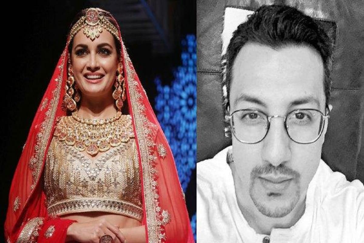 দ্বিতীয়বার বিয়ে করতে চলেছেন দিয়া মির্জা (Dia Mirza)। সামনের ১৫ তারিখ অর্থাৎ ১৫ ফেব্রুয়ারি বিয়ে সারবেন তিনি। তবে এবারের প্রেম পর্বকে মিডিয়ার আড়ালেই রেখেছিলেন দিয়া। photo source collected দ্বিতীয়বার বিয়ে করতে চলেছেন দিয়া মির্জা (Dia Mirza)। সামনের ১৫ তারিখ অর্থাৎ ১৫ ফেব্রুয়ারি বিয়ে সারবেন তিনি। তবে এবারের প্রেম পর্বকে মিডিয়ার আড়ালেই রেখেছিলেন দিয়া। photo source collected