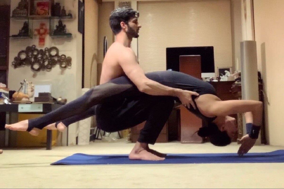 •বলিউড অভিনেত্রী সুস্মিতা সেন সোশ্যাল মিডিয়ায় বেশ সক্রিয়। তিনি প্রায়শই প্রেমিক রোহমান শালের সঙ্গে তার ছবি ভাগ করেন। সম্প্রতি, তিনি একটি পোস্ট ভাগ করেছেন,যার মাধ্যমে ভক্তদের মনে সুস্মিতার লাভ-লাইফ নিয়ে প্রশ্ন জেগেছে৷ এবার কী তাহলে এবার রোহমন শলওকে বাইবাই বলতে চলেছেন প্রাক্তন বিশ্বসুন্দরী? •বলিউড অভিনেত্রী সুস্মিতা সেন সোশ্যাল মিডিয়ায় বেশ সক্রিয়। তিনি প্রায়শই প্রেমিক রোহমান শালের সঙ্গে তার ছবি ভাগ করেন। সম্প্রতি, তিনি একটি পোস্ট ভাগ করেছেন,যার মাধ্যমে ভক্তদের মনে সুস্মিতার লাভ-লাইফ নিয়ে প্রশ্ন জেগেছে৷ এবার কী তাহলে এবার রোহমন শলওকে বাইবাই বলতে চলেছেন প্রাক্তন বিশ্বসুন্দরী?