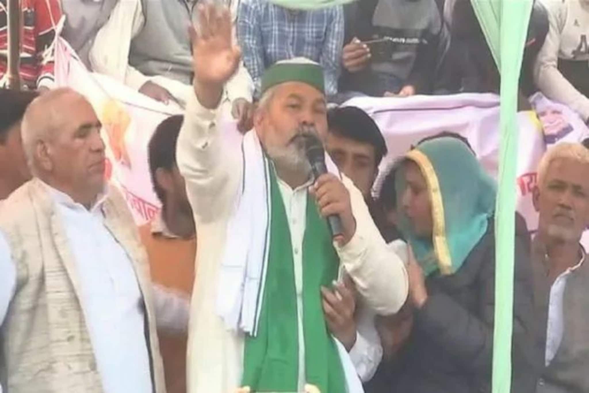 কৃষক বিক্ষোভ চলাকালীন কৃষক নেতাদের নিয়ে হুড়মুড়িয়ে ভেঙে পড়ল মঞ্চ! ভাইরাল ভিডিও