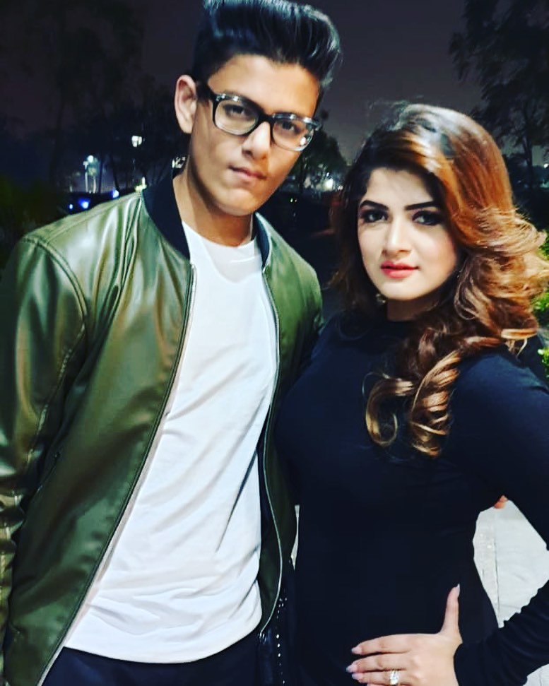 *খুব কম বয়সে মা হন শ্রাবন্তী। ফলে তাঁর সন্তান অভিমন্যু বা তাঁর আদরের ঝিনুক এখন বেশ বড়। ৩ বছর ধরে অভিমন্যু প্রেম করছিলেন প্রেমিকা দামিনীর সঙ্গে। ছবি: ইনস্টাগ্রাম। *খুব কম বয়সে মা হন শ্রাবন্তী। ফলে তাঁর সন্তান অভিমন্যু বা তাঁর আদরের ঝিনুক এখন বেশ বড়। ৩ বছর ধরে অভিমন্যু প্রেম করছিলেন প্রেমিকা দামিনীর সঙ্গে। ছবি: ইনস্টাগ্রাম।