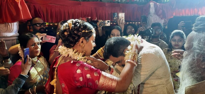আদরে ভালোবাসায় ভরে থাকলো তাঁদের মালা-বদল। 
