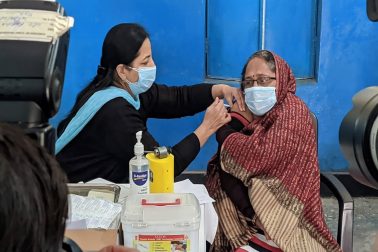 কোহিনুর হাসপাতালের চেস্ট স্পেশ্যালিস্ট ডক্টর রাজারতন সদাভার্তের মতে, করোনা রোগীদের মধ্যে গত কয়েক সপ্তাহ ধরে অস্বাভাবিকতা লক্ষ করা যাচ্ছে। করোনার মতো উপসর্গ থাকছে, তবে রিপোর্ট করোনা পজিটিভ নয়। সবচেয়ে বেশি প্রভাব থাকছে ফুসফুসের উপর। ঠিক সময়ে এর চিকিৎসা না হলে ফুসফুস বিকল হয়ে যাওয়ারও সম্ভাবনা থেকে যাচ্ছে। কোহিনুর হাসপাতালের চেস্ট স্পেশ্যালিস্ট ডক্টর রাজারতন সদাভার্তের মতে, করোনা রোগীদের মধ্যে গত কয়েক সপ্তাহ ধরে অস্বাভাবিকতা লক্ষ করা যাচ্ছে। করোনার মতো উপসর্গ থাকছে, তবে রিপোর্ট করোনা পজিটিভ নয়। সবচেয়ে বেশি প্রভাব থাকছে ফুসফুসের উপর। ঠিক সময়ে এর চিকিৎসা না হলে ফুসফুস বিকল হয়ে যাওয়ারও সম্ভাবনা থেকে যাচ্ছে।