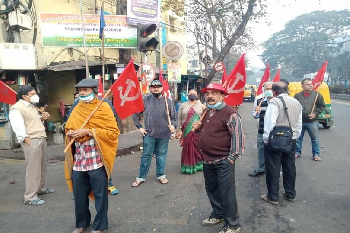 যদিও কলকাতায় অবশ্য যান চলাচল মোটামুটি স্বাভাবিক রয়েছে৷ রাস্তায় নেমেছে পর্যাপ্ত পরিমাণে সরকারি- বেসরকারি বাস, মিনিবাস৷Photo-Facebook যদিও কলকাতায় অবশ্য যান চলাচল মোটামুটি স্বাভাবিক রয়েছে৷ রাস্তায় নেমেছে পর্যাপ্ত পরিমাণে সরকারি- বেসরকারি বাস, মিনিবাস৷Photo-Facebook