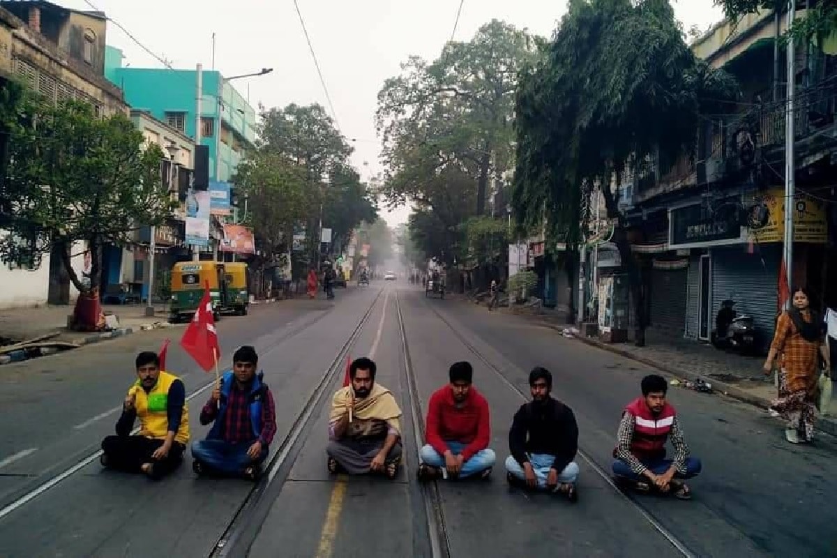 এ দিন সকাল থেকে কলকাতায় কয়েকটি জায়গায় মিছিল বের করেন বনধ সমর্থকরা৷ কিন্তু কোনও জায়গাতেইন বনধ পালন করার জন্য সাধারণ মানুষের উপরে সেভাবে চাপ দেওয়া হয়নি৷Photo-Facebook এ দিন সকাল থেকে কলকাতায় কয়েকটি জায়গায় মিছিল বের করেন বনধ সমর্থকরা৷ কিন্তু কোনও জায়গাতেইন বনধ পালন করার জন্য সাধারণ মানুষের উপরে সেভাবে চাপ দেওয়া হয়নি৷Photo-Facebook