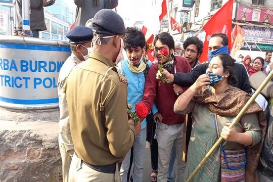 বর্ধমানে পুলিশের হাতে গোলাপ দিচ্ছে বাম ছাত্ররা।