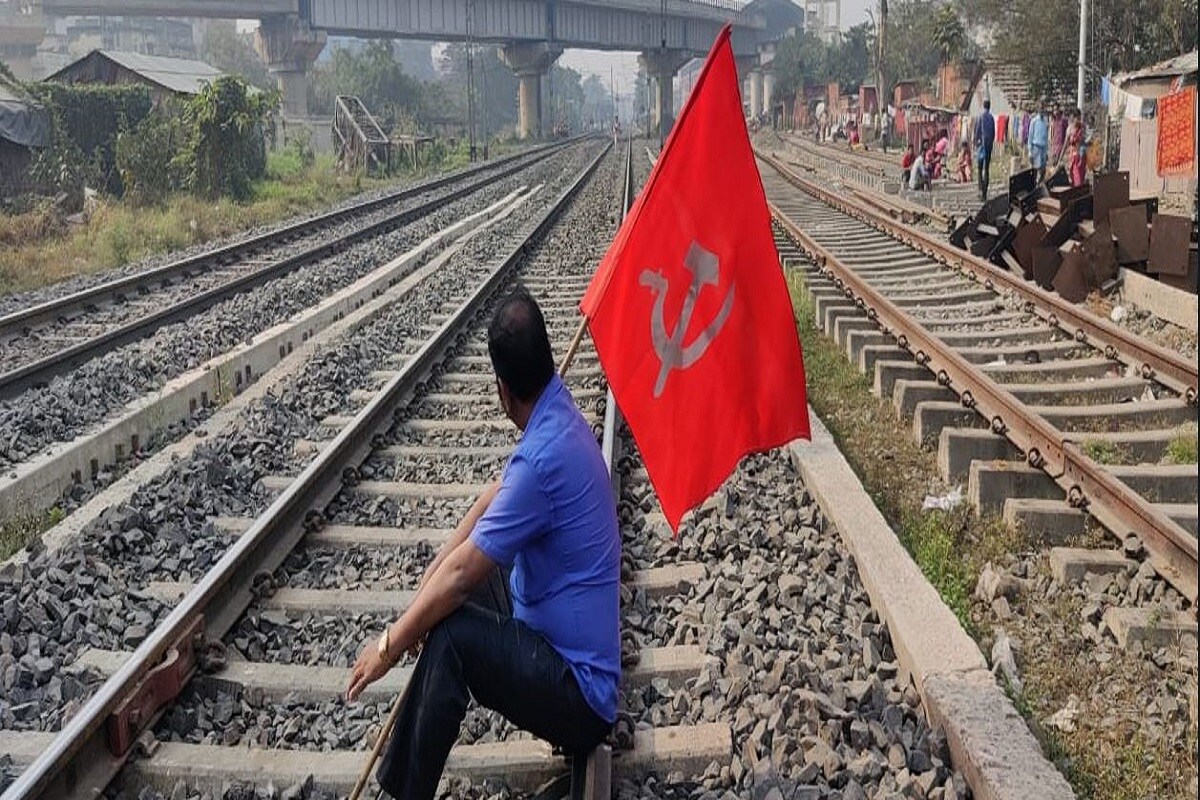 বামেদের ১২ ঘণ্টার বনধে সকাল থেকে বেশ কয়েক জায়গায় রেল অবরোধ করেন সমর্থকরা৷ দমদম ক্যান্টনমেন্টে বেশ কিছুক্ষণ রেল অবরোধ করেন বাম কর্মী সমর্থকরা৷Photo-Anup Chakraborty বামেদের ১২ ঘণ্টার বনধে সকাল থেকে বেশ কয়েক জায়গায় রেল অবরোধ করেন সমর্থকরা৷ দমদম ক্যান্টনমেন্টে বেশ কিছুক্ষণ রেল অবরোধ করেন বাম কর্মী সমর্থকরা৷Photo-Anup Chakraborty