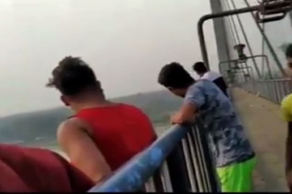 দুই যুবকের বন্ধুরাই মোবাইলে গোটা ঘটনার ভিডিও রেকর্ড করে৷ তাতে দেখা যাচ্ছে, দ্বিতীয় হুগলি সেতুর রেলিং ধরে বিপজ্জনক ভাবে দাঁড়িয়ে আছেন তাস্তগির এবং জাকির৷ তাদের সঙ্গে আরও কয়েকজন যুবক রয়েছে৷ (Info-Sushobhan Bhattacharya) দুই যুবকের বন্ধুরাই মোবাইলে গোটা ঘটনার ভিডিও রেকর্ড করে৷ তাতে দেখা যাচ্ছে, দ্বিতীয় হুগলি সেতুর রেলিং ধরে বিপজ্জনক ভাবে দাঁড়িয়ে আছেন তাস্তগির এবং জাকির৷ তাদের সঙ্গে আরও কয়েকজন যুবক রয়েছে৷ (Info-Sushobhan Bhattacharya)