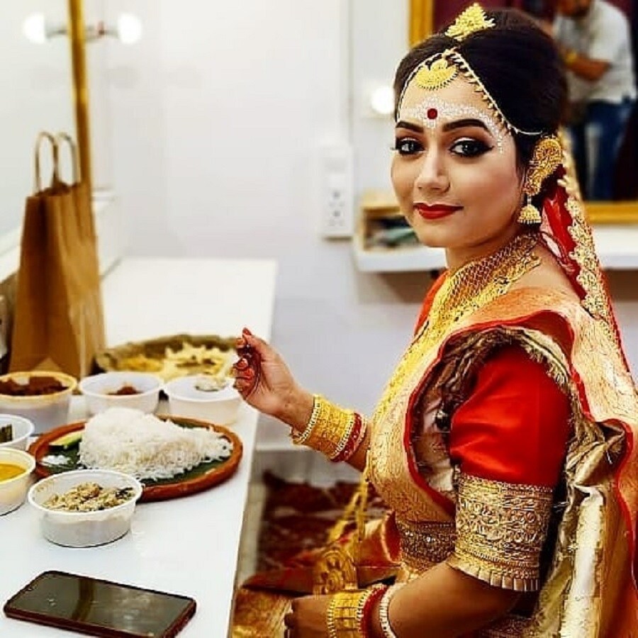 এদিকে প্রমিতাই বা বাদ যান কেন? কিন্তু একি বিয়ের আগেই মাথা ভর্তি সিঁদুর, গা ভর্তি গয়না, চন্দন কেন পরলেন প্রমিতা? এই সব ছবি তিনি নিজের ইনস্টাতে শেয়ার করেছেন। photo source Instagram এদিকে প্রমিতাই বা বাদ যান কেন? কিন্তু একি বিয়ের আগেই মাথা ভর্তি সিঁদুর, গা ভর্তি গয়না, চন্দন কেন পরলেন প্রমিতা? এই সব ছবি তিনি নিজের ইনস্টাতে শেয়ার করেছেন। photo source Instagram