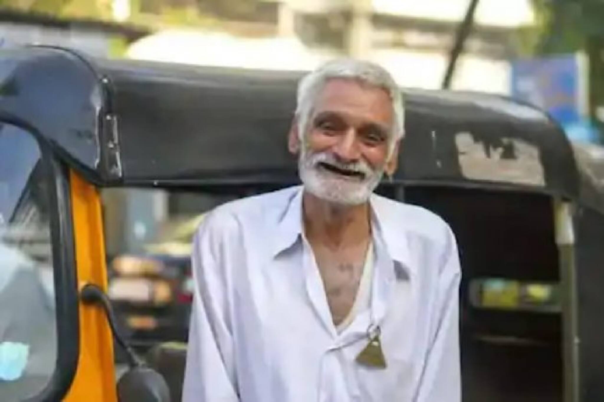 নাতনিকে শিক্ষিকা করবেন, কথা রাখতে অটোকেই ঘরবাড়ি বানিয়ে নিয়েছেন এই বৃদ্ধ