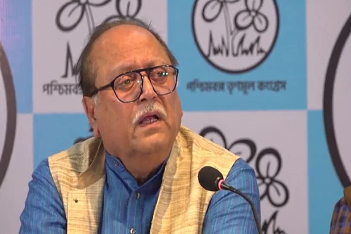 মমতা বন্দ্যোপাধ্যায়ের প্রতি ব্যক্তিগত কৃতজ্ঞতা থেকেই যে তিনি তৃণমূলে যোগ দিলেন, এ দিন তা স্বীকার করে নিয়েছেন দীপঙ্কর দে৷ তিনি বলেন, আমি বহুদিন ধরেই তৃণমূলের স্বপক্ষে আছি৷ কিন্তু শারীরিক কারণে এতদিন সব জায়গায় যেতে পারি৷ কিন্তু তৃণমূলের প্রতি, মুখ্যমন্ত্রী মমতা বন্দ্যোপাধ্যায়ের প্রতি আমার কৃতজ্ঞতা, দায়বদ্ধতা আছে৷ উনি আমাকে বঙ্গ ভূষণ, বঙ্গ বিভূষণ দিয়ে সম্মানিত করেছেন৷ এটা আমার জীবনের বড় ব্যাপার৷ মমতা বন্দ্যোপাধ্যায়ের প্রতি ব্যক্তিগত কৃতজ্ঞতা থেকেই যে তিনি তৃণমূলে যোগ দিলেন, এ দিন তা স্বীকার করে নিয়েছেন দীপঙ্কর দে৷ তিনি বলেন, আমি বহুদিন ধরেই তৃণমূলের স্বপক্ষে আছি৷ কিন্তু শারীরিক কারণে এতদিন সব জায়গায় যেতে পারি৷ কিন্তু তৃণমূলের প্রতি, মুখ্যমন্ত্রী মমতা বন্দ্যোপাধ্যায়ের প্রতি আমার কৃতজ্ঞতা, দায়বদ্ধতা আছে৷ উনি আমাকে বঙ্গ ভূষণ, বঙ্গ বিভূষণ দিয়ে সম্মানিত করেছেন৷ এটা আমার জীবনের বড় ব্যাপার৷