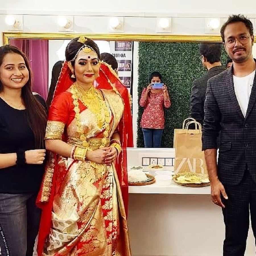 শুধু এই বেশে সাজেননি এই পোশাকেই আইবুড়ো-ভাত খাচ্ছেন তিনি। মাটির থালায় কলাপাতা পেতে মনের মতো খাবার সাজিয়ে করা হচ্ছে আইবুড়ো-ভাত। কিন্তু বউয়ের সাজে কেন? photo source Instagram শুধু এই বেশে সাজেননি এই পোশাকেই আইবুড়ো-ভাত খাচ্ছেন তিনি। মাটির থালায় কলাপাতা পেতে মনের মতো খাবার সাজিয়ে করা হচ্ছে আইবুড়ো-ভাত। কিন্তু বউয়ের সাজে কেন? photo source Instagram