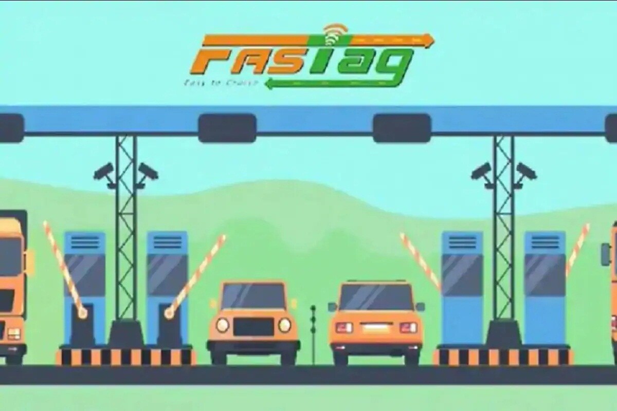কী এই FASTag?এই ব্যবস্থায় গাড়িতে FASTag স্টিকার লাগিয়ে রাখতে হয়। আসলে রেডিয়ো ফ্রিকোয়েন্সি আইডেন্টিফিকেশন (RFID) প্রযুক্তির মাধ্যমে প্রতিটি গাড়িকে পৃথক বারকোড দিয়ে চিহ্নিত করা হয়। যা সেই গাড়ির রেজিস্ট্রেশন তথ্য এবং ব্যাঙ্ক অ্যাকাউন্টের সঙ্গে যুক্ত থাকে। লেনের মধ্যে দিয়ে গাড়ি গেলে অ্যাকাউন্ট থেকে টোলের নির্দিষ্ট টাকা কেটে যাবে। কী এই FASTag?এই ব্যবস্থায় গাড়িতে FASTag স্টিকার লাগিয়ে রাখতে হয়। আসলে রেডিয়ো ফ্রিকোয়েন্সি আইডেন্টিফিকেশন (RFID) প্রযুক্তির মাধ্যমে প্রতিটি গাড়িকে পৃথক বারকোড দিয়ে চিহ্নিত করা হয়। যা সেই গাড়ির রেজিস্ট্রেশন তথ্য এবং ব্যাঙ্ক অ্যাকাউন্টের সঙ্গে যুক্ত থাকে। লেনের মধ্যে দিয়ে গাড়ি গেলে অ্যাকাউন্ট থেকে টোলের নির্দিষ্ট টাকা কেটে যাবে।
