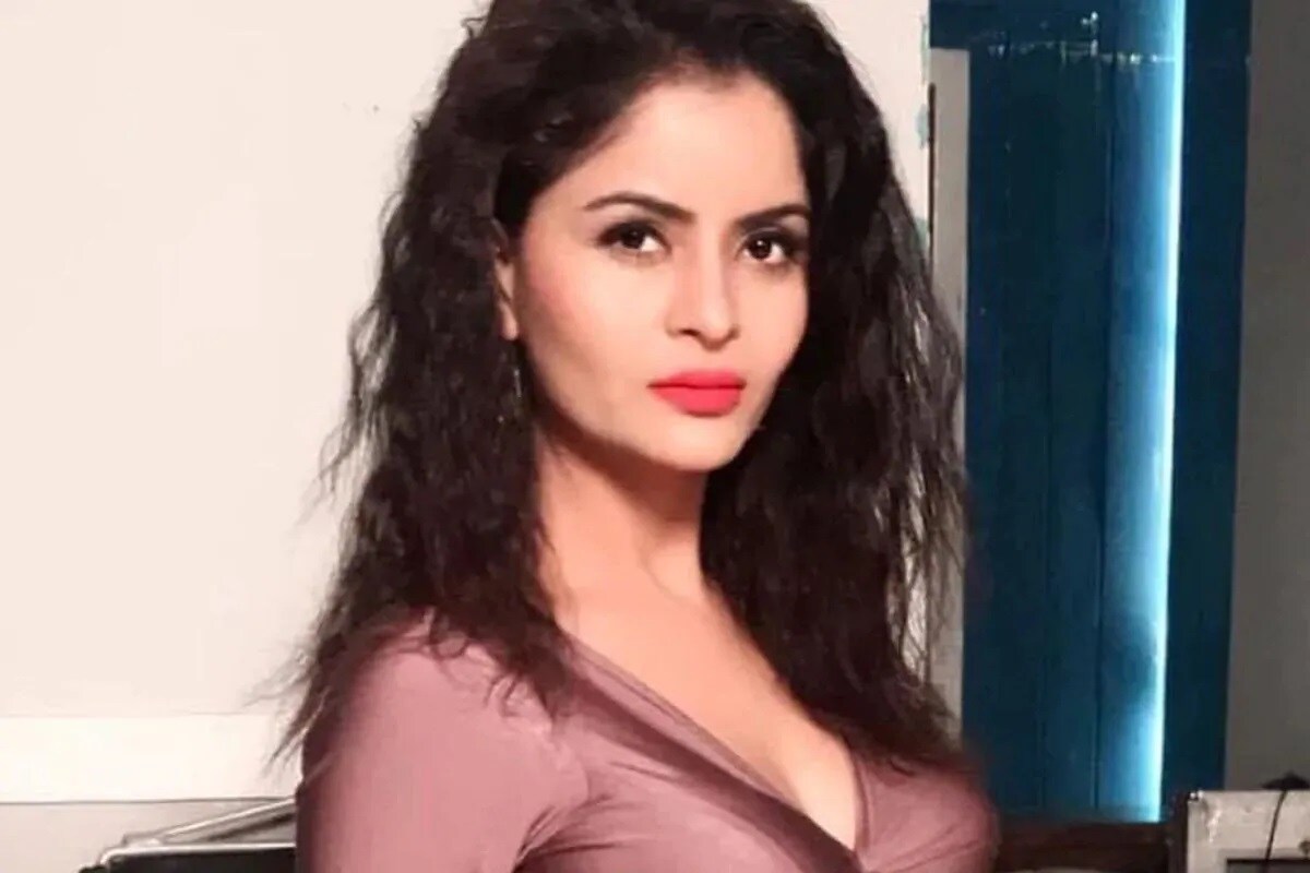 একনামে চেনে গোটা বলিউড। ছোট পর্দা থেকে বড় পর্দা এখন তার যাতায়াত অবাধ। সফল ভাবে ইঞ্জিনিয়ারিং শেষ করেও বেছে নেন অভিনয় জগত। তিনি গহনা বশিষ্ঠ। কোনও ছবির জন্য নয়, এখন শিরোনামে অন্য কারণে। অভিযোগ তিনি মুম্বই জুড়ে পর্নোগ্রাফির ব্য়াবসার মূল মাথা ছিলেন তিনি একনামে চেনে গোটা বলিউড। ছোট পর্দা থেকে বড় পর্দা এখন তার যাতায়াত অবাধ। সফল ভাবে ইঞ্জিনিয়ারিং শেষ করেও বেছে নেন অভিনয় জগত। তিনি গহনা বশিষ্ঠ। কোনও ছবির জন্য নয়, এখন শিরোনামে অন্য কারণে। অভিযোগ তিনি মুম্বই জুড়ে পর্নোগ্রাফির ব্য়াবসার মূল মাথা ছিলেন তিনি