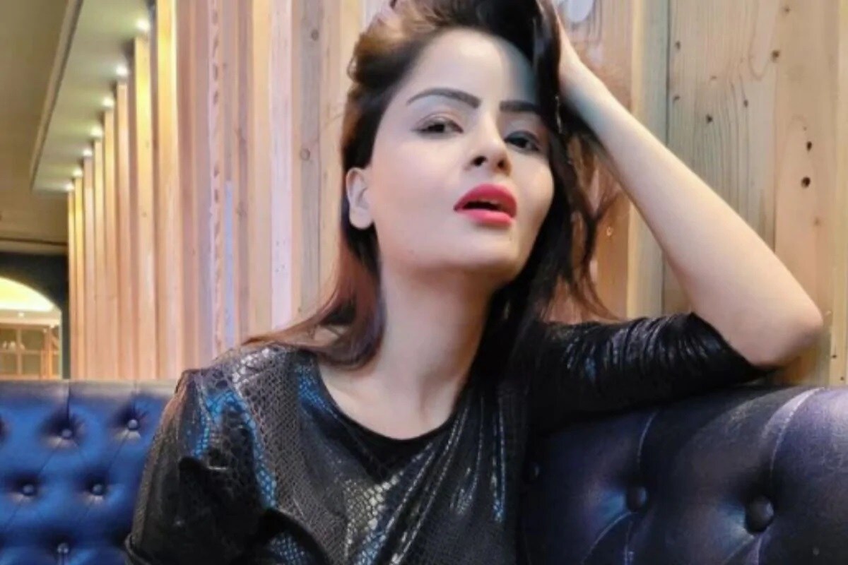 সেখানেই উঠতি অভিনেত্রী, কম বয়সি ছেলেদের ব্যবহার করে রমরমিয়ে চলছিল কারবার। অবশেষে খেলা সাঙ্গ হল। দিন কয়েক আগেই মুম্বাই ক্রাইম ব্রাঞ্চ গ্রেফতার মুম্বই নিবাসী টেলিভিশন অভিনেত্রী গহনা বশিষ্ঠকে। সেখানেই উঠতি অভিনেত্রী, কম বয়সি ছেলেদের ব্যবহার করে রমরমিয়ে চলছিল কারবার। অবশেষে খেলা সাঙ্গ হল। দিন কয়েক আগেই মুম্বাই ক্রাইম ব্রাঞ্চ গ্রেফতার মুম্বই নিবাসী টেলিভিশন অভিনেত্রী গহনা বশিষ্ঠকে।