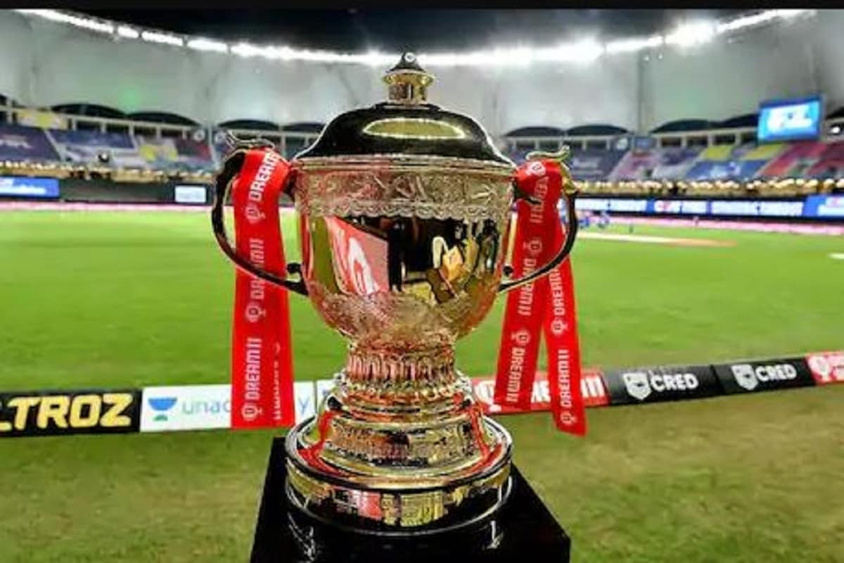 আইপিএল ২০২১ -র অকশন (IPL 2021 Players Auction) ১৮ ফেব্রুয়ারি চেন্নাইতে হবে৷ বিসিসিআই জানিয়েছে মোট ১০৯৭ জন খেলোয়াড়ের নিলাম হবে৷ তার মধ্যে ২০৭ জন আন্তর্জাতিক তারকা ও ৮০৩ জন ঘরোয়া ক্রিকেটার নিজেদের নাম নথিভুক্ত করিয়েছেন৷ অ্যাসোসিয়েট দেশের ২৭ জন ক্রিকেটারও নিজেদের নাম রেজিস্ট্রার করিয়েছেন৷ ১০৯৭ জনের মধ্যে ১১ জন ক্রিকেটার আছেন যাঁরা নিজেদের বেসপ্রাইস ২ কোটি টাকা রেখেছেন৷ আইপিএলের নিলামের বাজারে কারা রাখলেন নিজেদের এত দর একনজরে দেখে নিন৷ আইপিএল ২০২১ -র অকশন (IPL 2021 Players Auction) ১৮ ফেব্রুয়ারি চেন্নাইতে হবে৷ বিসিসিআই জানিয়েছে মোট ১০৯৭ জন খেলোয়াড়ের নিলাম হবে৷ তার মধ্যে ২০৭ জন আন্তর্জাতিক তারকা ও ৮০৩ জন ঘরোয়া ক্রিকেটার নিজেদের নাম নথিভুক্ত করিয়েছেন৷ অ্যাসোসিয়েট দেশের ২৭ জন ক্রিকেটারও নিজেদের নাম রেজিস্ট্রার করিয়েছেন৷ ১০৯৭ জনের মধ্যে ১১ জন ক্রিকেটার আছেন যাঁরা নিজেদের বেসপ্রাইস ২ কোটি টাকা রেখেছেন৷ আইপিএলের নিলামের বাজারে কারা রাখলেন নিজেদের এত দর একনজরে দেখে নিন৷