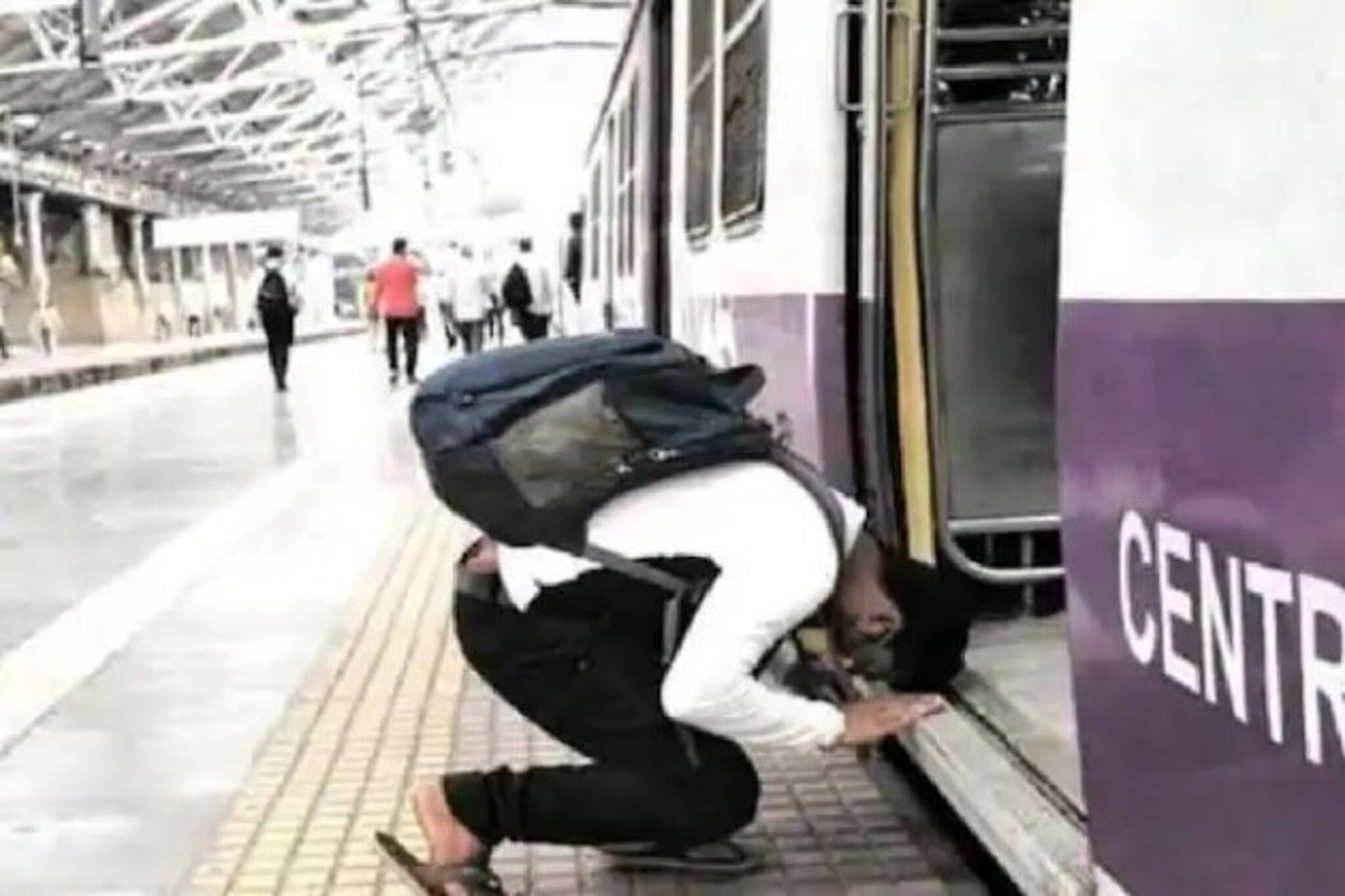 লোকাল ট্রেনই লাইফলাইন! মাথা ছুঁইয়ে প্রণাম করে বুঝিয়ে দিলেন মুম্বইয়ের যাত্রী