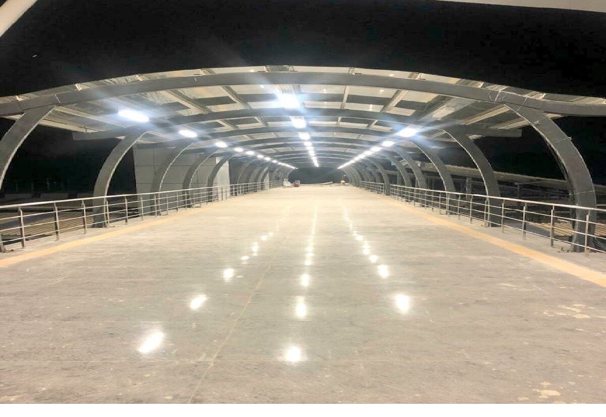প্রায় ৪২০০ বর্গমিটার জায়গা জুড়ে তৈরি এই রেল টার্মিনাল আগামী ১৫ মার্চের মধ্যেই উদ্বোধন হওয়ার কথা৷ দৈনিক প্রায় ৫০ হাজার মানুষ এই রেল স্টেশন দিয়ে যাতায়াত করবেন বলে অনুমান করা হচ্ছে৷Photo-Twitter প্রায় ৪২০০ বর্গমিটার জায়গা জুড়ে তৈরি এই রেল টার্মিনাল আগামী ১৫ মার্চের মধ্যেই উদ্বোধন হওয়ার কথা৷ দৈনিক প্রায় ৫০ হাজার মানুষ এই রেল স্টেশন দিয়ে যাতায়াত করবেন বলে অনুমান করা হচ্ছে৷Photo-Twitter