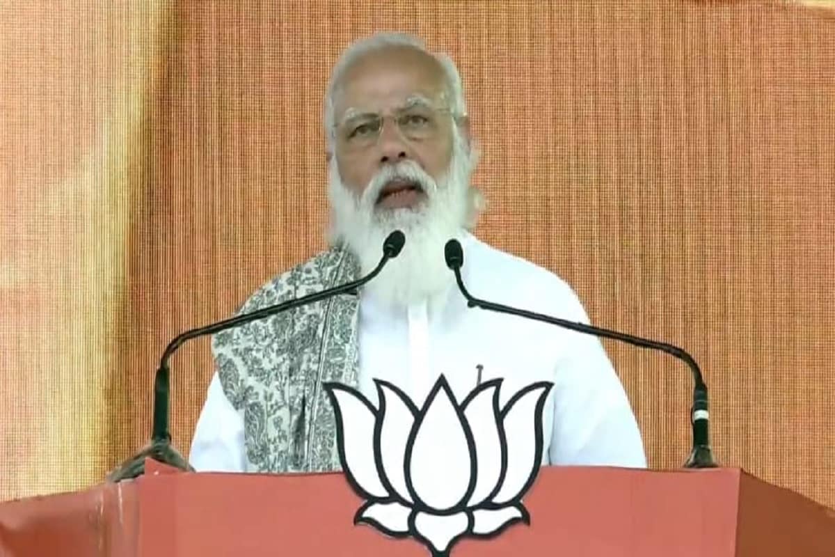 ভোটের আগে প্রথম রাজনৈতিক সভা। মঞ্চ থেকে মোদি প্রমাণ করতে চাইলেন. স্বাধীনতা-পরবর্তী বাংলার ইতিহাসটা আসলে ব্যর্থতার এক গৌরবজ্জল অধ্যায়ের ক্রমিক মৃত্যু হয়েছে, এমনটাই ইঙ্গিত মোদির। ঐতিহ্যের পুনরুদ্ধারের জন্যই চাই পরিবর্তনের পরিবর্তন, সুরটা বাঁধলেন এভাবেই। তৃণমূলের পাশাপাশি বিঁধলেন বাম কংগ্রেসকেও। বললেন, আড়ালে আবডালে তৃণমূলের সঙ্গে সমঝোতা চলছে বাম কংগ্রেসের। ভোটের আগে প্রথম রাজনৈতিক সভা। মঞ্চ থেকে মোদি প্রমাণ করতে চাইলেন. স্বাধীনতা-পরবর্তী বাংলার ইতিহাসটা আসলে ব্যর্থতার এক গৌরবজ্জল অধ্যায়ের ক্রমিক মৃত্যু হয়েছে, এমনটাই ইঙ্গিত মোদির। ঐতিহ্যের পুনরুদ্ধারের জন্যই চাই পরিবর্তনের পরিবর্তন, সুরটা বাঁধলেন এভাবেই। তৃণমূলের পাশাপাশি বিঁধলেন বাম কংগ্রেসকেও। বললেন, আড়ালে আবডালে তৃণমূলের সঙ্গে সমঝোতা চলছে বাম কংগ্রেসের।