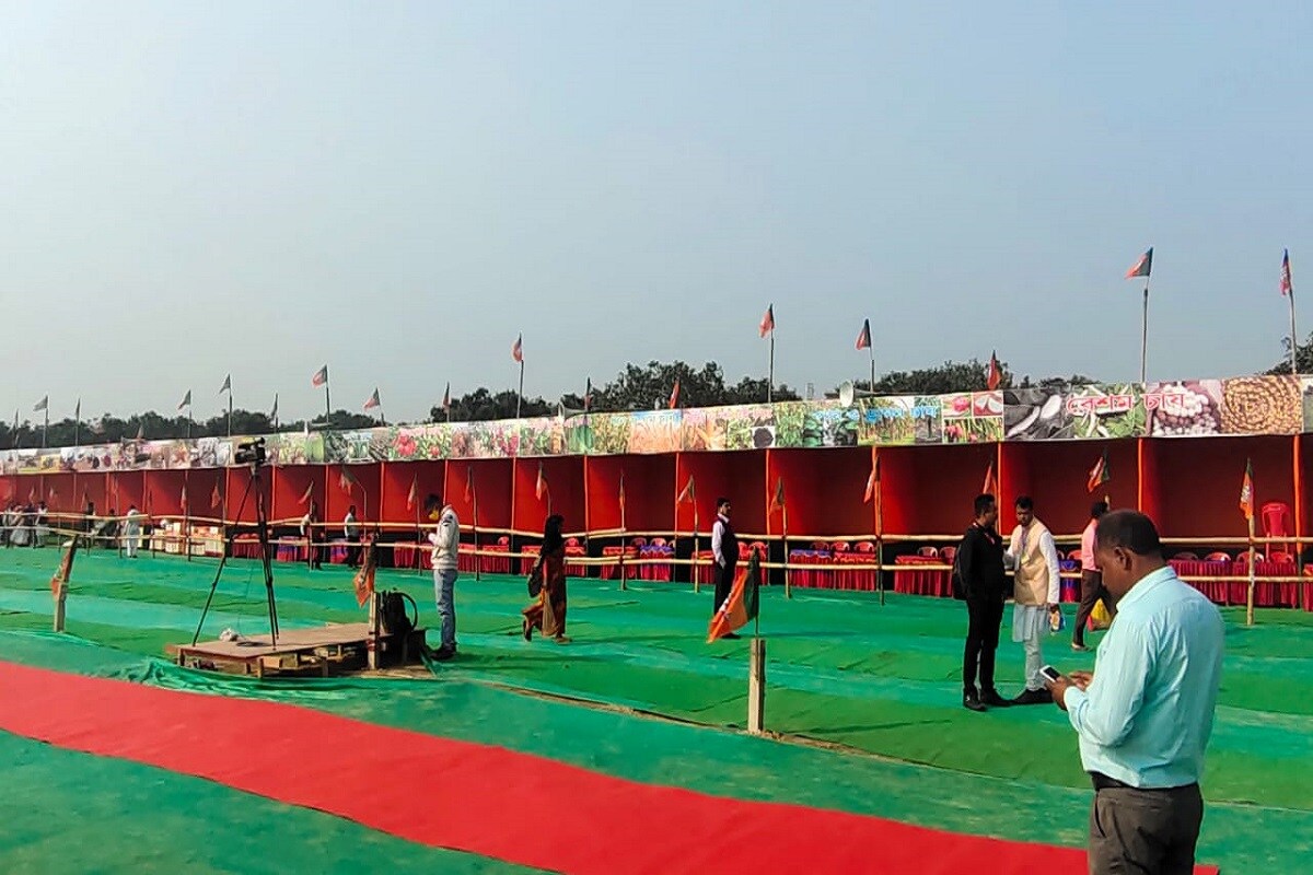 গত একমাস ধরে এক মুঠো অন্ন কর্মসূচিতে গোটা উত্তরবঙ্গে জুড়ে বিজেপি নেতা, কর্মীরা কৃষকদের বাড়ি থেকে যে সব্জি এবং চাল, ডাল সংগ্রহ করেছেন, সেই সমস্ত খাদ্যসামগ্রী দিয়েই সহভোজের রান্না হচ্ছে৷Info and Photo-Abir Ghosal) গত একমাস ধরে এক মুঠো অন্ন কর্মসূচিতে গোটা উত্তরবঙ্গে জুড়ে বিজেপি নেতা, কর্মীরা কৃষকদের বাড়ি থেকে যে সব্জি এবং চাল, ডাল সংগ্রহ করেছেন, সেই সমস্ত খাদ্যসামগ্রী দিয়েই সহভোজের রান্না হচ্ছে৷Info and Photo-Abir Ghosal)