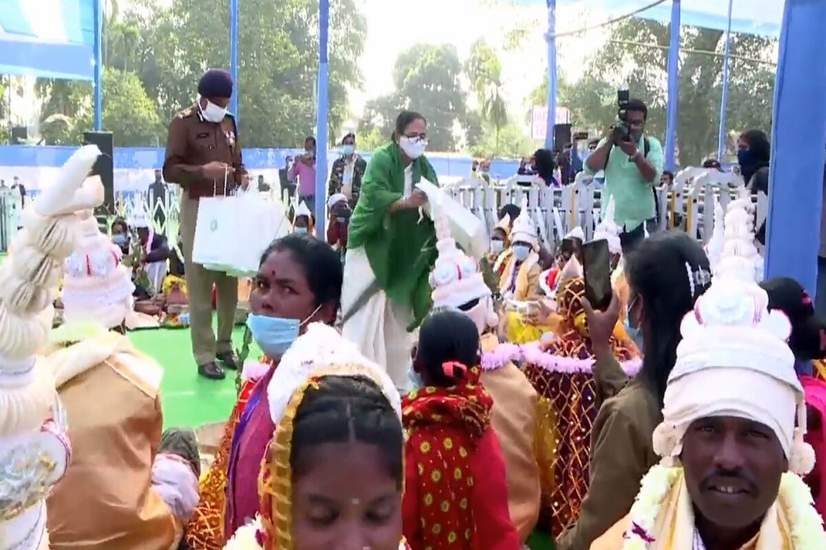 উত্তরবঙ্গের আদিবাসী সমাজের মন জয়ে এ দিন রাজ্য সরকারের উদ্যোগে গণবিবাহের অনুষ্ঠানে অংশ নেন মুখ্যমন্ত্রী মমতা বন্দ্যোপাধ্যায়৷ পাশাপাশি চা সুন্দরী প্রকল্পেও চা শ্রমিকদের বাড়ি দেওয়ার কথাও ঘোষণা করেন মুখ্যমন্ত্রী৷ উত্তরবঙ্গের আদিবাসী সমাজের মন জয়ে এ দিন রাজ্য সরকারের উদ্যোগে গণবিবাহের অনুষ্ঠানে অংশ নেন মুখ্যমন্ত্রী মমতা বন্দ্যোপাধ্যায়৷ পাশাপাশি চা সুন্দরী প্রকল্পেও চা শ্রমিকদের বাড়ি দেওয়ার কথাও ঘোষণা করেন মুখ্যমন্ত্রী৷