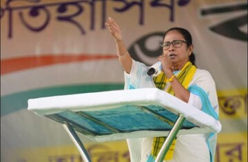 বক্তব্যের শুরুতেই শিক্ষকদের বিক্ষোভ, রেগে আগুন মমতা! পরে শুনলেন দাবি