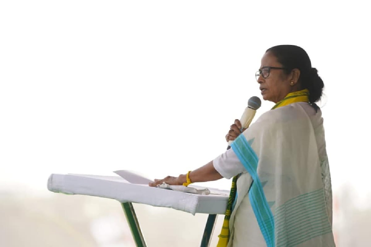 নির্বাচনের দিন ঘোষণা করা হলেও শাসক দল যে তৈরি, তা বুঝিয়ে দিয়েছেন তৃণমূলনেত্রী৷ তিনি বলেন, 'তৃণমূলকে হারানো যাবে না৷ তৃণমূল ছিল, তৃণমূল আছে, তৃণমূলই জিতবে৷'Photo-Facebook/AITMC নির্বাচনের দিন ঘোষণা করা হলেও শাসক দল যে তৈরি, তা বুঝিয়ে দিয়েছেন তৃণমূলনেত্রী৷ তিনি বলেন, 'তৃণমূলকে হারানো যাবে না৷ তৃণমূল ছিল, তৃণমূল আছে, তৃণমূলই জিতবে৷'Photo-Facebook/AITMC