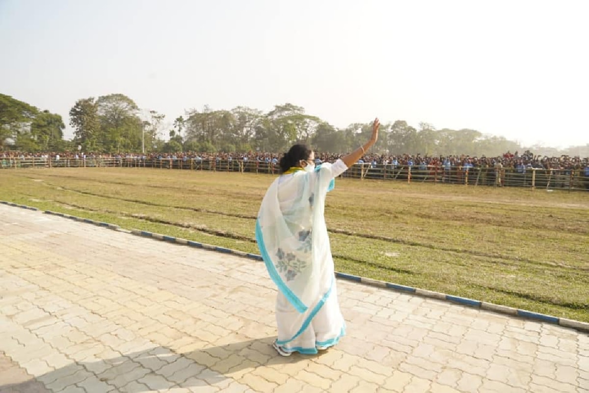 চার পাঁচ দিনের মধ্যেই রাজ্যে নির্বাচন ঘোষণা হয়ে যেতে পারে৷ আলিপুরদুয়ারের কর্মিসভা থেকে এমনই মন্তব্য করলেন তৃণমূলনেত্রী মমতা বন্দ্যোপাধ্যায়৷ Photo-Facebook/AITMC চার পাঁচ দিনের মধ্যেই রাজ্যে নির্বাচন ঘোষণা হয়ে যেতে পারে৷ আলিপুরদুয়ারের কর্মিসভা থেকে এমনই মন্তব্য করলেন তৃণমূলনেত্রী মমতা বন্দ্যোপাধ্যায়৷ Photo-Facebook/AITMC