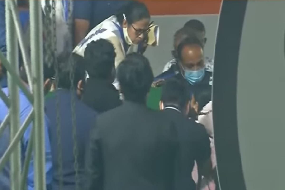 তবে প্রথমে রেগে গেলেও বক্তৃতার শেষ দিকে বিক্ষোভকারীদের দু' জন প্রতিনিধিকে ডেকে নেন মুখ্যমন্ত্রী৷ তাঁদের দাবিও মন দিয়ে শোনেন তিনি৷ বিক্ষোভকারীদের ২৬ দফা দাবি খতিয়ে দেখার আশ্বাস দিয়েছেন তিনি৷ তবে প্রথমে রেগে গেলেও বক্তৃতার শেষ দিকে বিক্ষোভকারীদের দু' জন প্রতিনিধিকে ডেকে নেন মুখ্যমন্ত্রী৷ তাঁদের দাবিও মন দিয়ে শোনেন তিনি৷ বিক্ষোভকারীদের ২৬ দফা দাবি খতিয়ে দেখার আশ্বাস দিয়েছেন তিনি৷