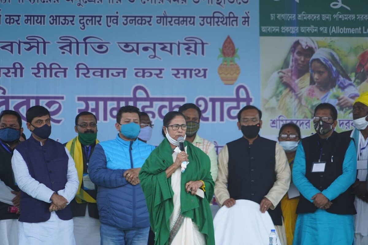 এ দিনের অনুষ্ঠান মঞ্চ থেকে চা সুন্দরী প্রকল্পের অধীনে ৩৬০০ জনের হাতে ঘরের চাবিও তুলে দেন মুখ্যমন্ত্রী৷ তিনি বলেন, তৃণমূল কংগ্রেস যা প্রতিশ্রুতি দেয়, তা পূরণ করে৷(Info and Photo-Abir Ghosal) এ দিনের অনুষ্ঠান মঞ্চ থেকে চা সুন্দরী প্রকল্পের অধীনে ৩৬০০ জনের হাতে ঘরের চাবিও তুলে দেন মুখ্যমন্ত্রী৷ তিনি বলেন, তৃণমূল কংগ্রেস যা প্রতিশ্রুতি দেয়, তা পূরণ করে৷(Info and Photo-Abir Ghosal)