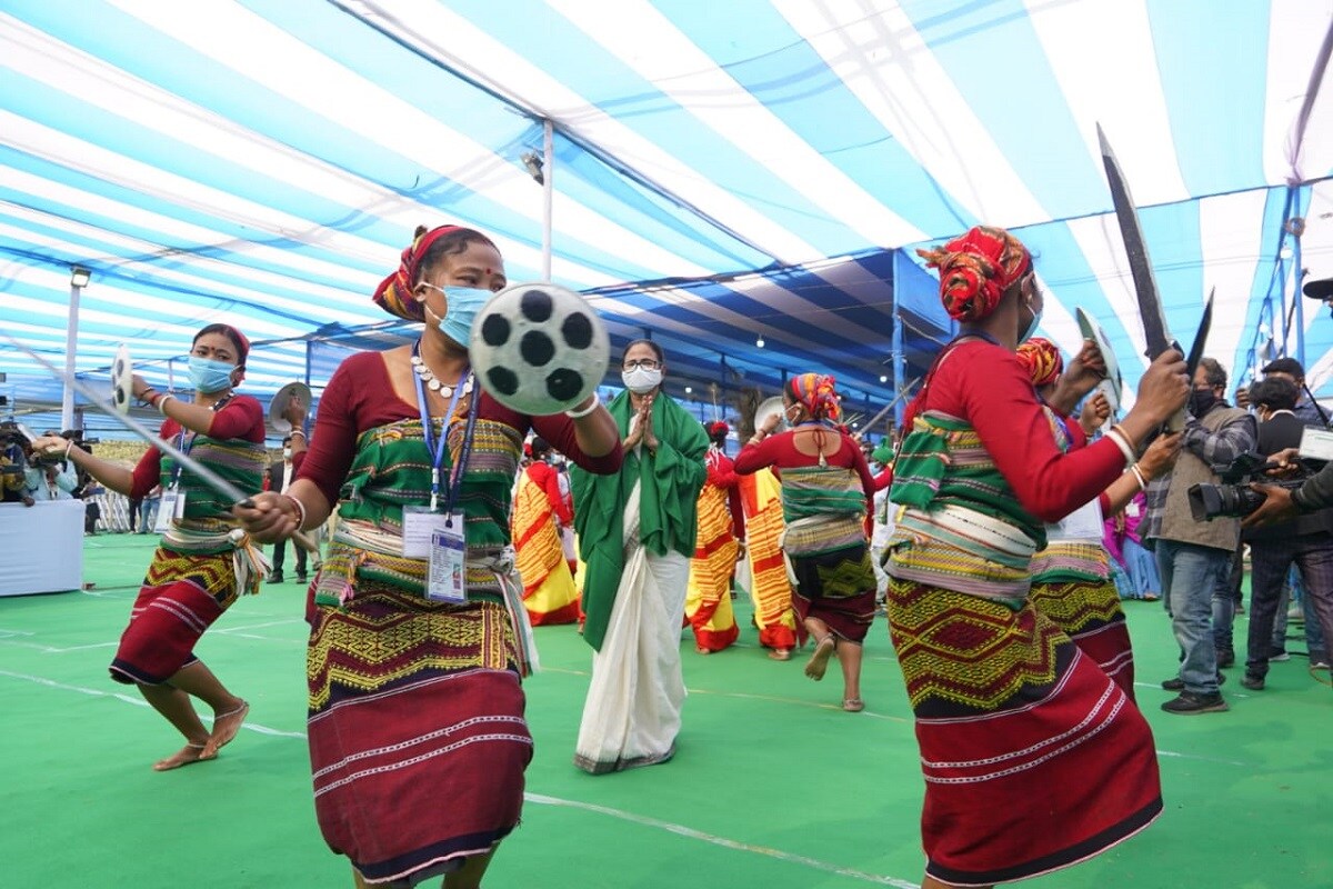 আদিবাসী ভোট ব্যাঙ্কে ধস নেমেছে৷ তাই যেভাবেই হোক উত্তরবঙ্গে আদিবাসী সম্প্রদায়ের মন জয়ে মরিয়া মুখ্যমন্ত্রী মমতা বন্দ্যোপাধ্যায়৷ তাই উত্তরবঙ্গ সফরের দ্বিতীয় দিনে ফালাকাটায় সম্পূর্ণ অন্য মেজাজে দেখা গেল তাঁকে৷ (Info and Photo-Abir Ghosal) আদিবাসী ভোট ব্যাঙ্কে ধস নেমেছে৷ তাই যেভাবেই হোক উত্তরবঙ্গে আদিবাসী সম্প্রদায়ের মন জয়ে মরিয়া মুখ্যমন্ত্রী মমতা বন্দ্যোপাধ্যায়৷ তাই উত্তরবঙ্গ সফরের দ্বিতীয় দিনে ফালাকাটায় সম্পূর্ণ অন্য মেজাজে দেখা গেল তাঁকে৷ (Info and Photo-Abir Ghosal)