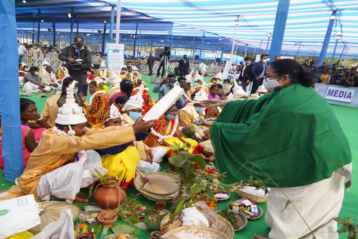 শুধু তাই নয়, নিজের হাতে বেশ কয়েকজন নব দম্পতির হাতে উপহারও তুলে দেন মমতা বন্দ্যোপাধ্যায়৷(Info and Photo-Abir Ghosal) শুধু তাই নয়, নিজের হাতে বেশ কয়েকজন নব দম্পতির হাতে উপহারও তুলে দেন মমতা বন্দ্যোপাধ্যায়৷(Info and Photo-Abir Ghosal)