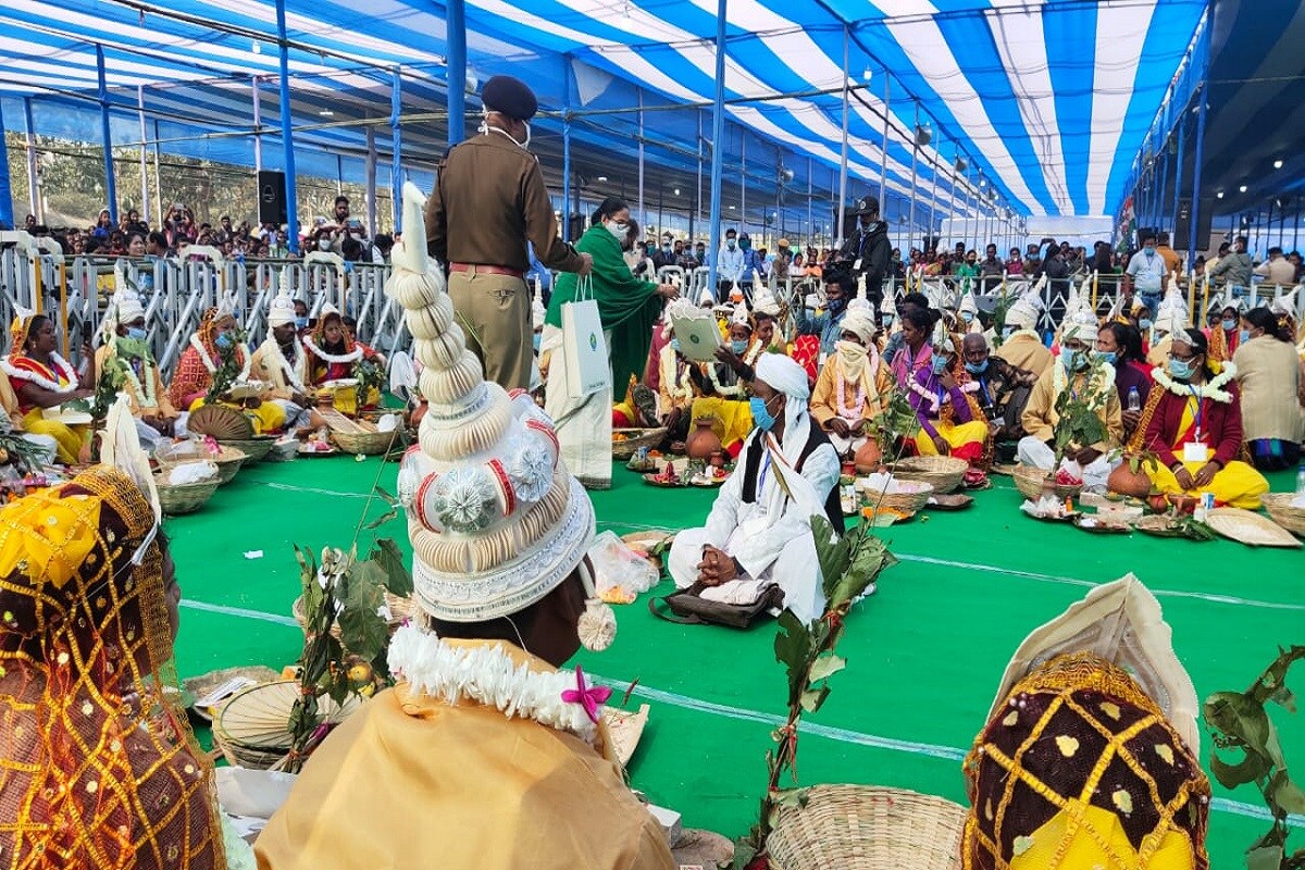 উত্তরবঙ্গে বিশ্ব হিন্দু পরিষদের পক্ষ থেকে আদিবাসী অধ্যুষিত এলাকাগুলিতে এই ধরনের গণবিবাহের আসরের আয়োজন করা হয়৷ এবার রাজ্য সরকারের তরফেই সেই উদ্যোগ নিয়ে আদিবাসীদের মন জয় করার চেষ্টা করা হল৷(Info and Photo-Abir Ghosal) উত্তরবঙ্গে বিশ্ব হিন্দু পরিষদের পক্ষ থেকে আদিবাসী অধ্যুষিত এলাকাগুলিতে এই ধরনের গণবিবাহের আসরের আয়োজন করা হয়৷ এবার রাজ্য সরকারের তরফেই সেই উদ্যোগ নিয়ে আদিবাসীদের মন জয় করার চেষ্টা করা হল৷(Info and Photo-Abir Ghosal)