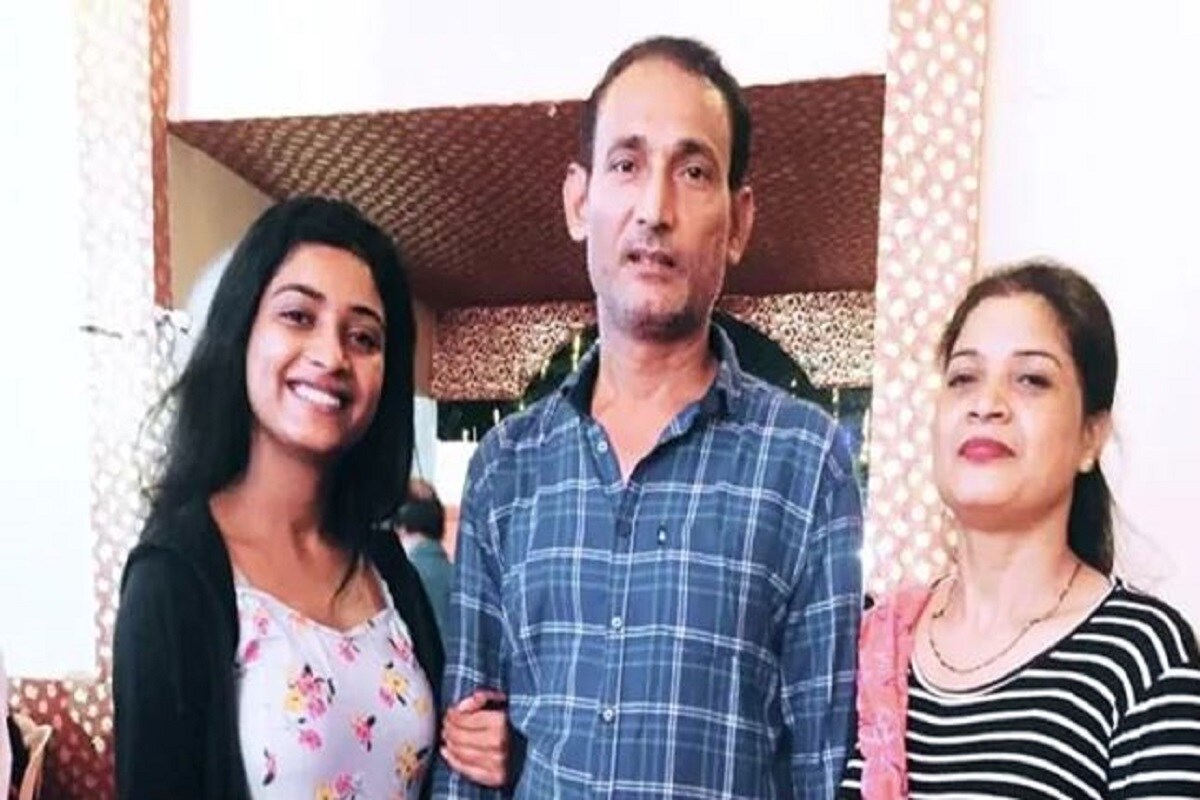 নিজের এইচএসসি- পরীক্ষার সময় তিনি সেরা পড়ুয়ার সম্মান পান৷ তাঁর এই লড়াইতে তাঁর মা তাঁকে মোটিভেট করতেন৷ তিনি ড্রাইভারের সন্তান বলে সব সময়ে তিনি বই জোগাড় করতে পারতেন না, পারতেন না পোশাক জোগাড় করতে আর সবচেয়ে বড় অসুবিধা তাঁর সহপাঠীরা তাঁকে তুচ্ছতাচ্ছিল্য করত৷ Photo Courtesy- Instagram নিজের এইচএসসি- পরীক্ষার সময় তিনি সেরা পড়ুয়ার সম্মান পান৷ তাঁর এই লড়াইতে তাঁর মা তাঁকে মোটিভেট করতেন৷ তিনি ড্রাইভারের সন্তান বলে সব সময়ে তিনি বই জোগাড় করতে পারতেন না, পারতেন না পোশাক জোগাড় করতে আর সবচেয়ে বড় অসুবিধা তাঁর সহপাঠীরা তাঁকে তুচ্ছতাচ্ছিল্য করত৷ Photo Courtesy- Instagram