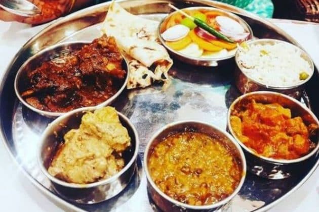 এদিন মিমি ও ওমের বউভাতে ছিল ভূরিভোজ। নবদম্পতি একসঙ্গে বসেই এইদিন খাওয়া দাওয়া করেন। রিসেপশনের জন্য মিমি বেছে নেন নীল ও পার্পলের কম্বিনেশনে একটি শাড়ি। সঙ্গে ছিল মানানসই গয়না। অন্যদিকে সিগ্রিন রঙের একটি শেরওয়ানি পরেছিলেন ওম। এদিন মিমি ও ওমের বউভাতে ছিল ভূরিভোজ। নবদম্পতি একসঙ্গে বসেই এইদিন খাওয়া দাওয়া করেন। রিসেপশনের জন্য মিমি বেছে নেন নীল ও পার্পলের কম্বিনেশনে একটি শাড়ি। সঙ্গে ছিল মানানসই গয়না। অন্যদিকে সিগ্রিন রঙের একটি শেরওয়ানি পরেছিলেন ওম।