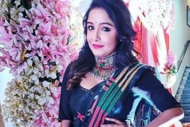 ওম মিমির সঙ্গীত ও গায়ে হলুদ সেরেমনিতে সায়ন্তনীকে নাচতেও দেখা গিয়েছে। সেই ভিডিও সোশ্যাল মিডিয়ায় ভাইরাল। রিসেপশনের জন্য সায়ন্তনী একটি কালো রঙের শাড়ি পরেছিলেন। গলার চোকার ছিল নজর কাড়ার মতো। ওম মিমির সঙ্গীত ও গায়ে হলুদ সেরেমনিতে সায়ন্তনীকে নাচতেও দেখা গিয়েছে। সেই ভিডিও সোশ্যাল মিডিয়ায় ভাইরাল। রিসেপশনের জন্য সায়ন্তনী একটি কালো রঙের শাড়ি পরেছিলেন। গলার চোকার ছিল নজর কাড়ার মতো।