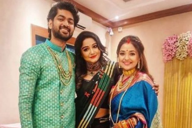 এদিন ওম ও মিমির রিসেপশনে এসেছিলেন তাঁদের কাছের বন্ধু তথা অভিনেত্রী সায়ন্তনী গুহঠাকুরতা। প্রথম থেকেই সায়ন্তনী ওম মিমির বিয়ে নিয়ে উচ্ছসিত ছিলেন। প্রতিটি অনুষ্ঠানে উপস্থিত ছিলেম তিনি। এদিন ওম ও মিমির রিসেপশনে এসেছিলেন তাঁদের কাছের বন্ধু তথা অভিনেত্রী সায়ন্তনী গুহঠাকুরতা। প্রথম থেকেই সায়ন্তনী ওম মিমির বিয়ে নিয়ে উচ্ছসিত ছিলেন। প্রতিটি অনুষ্ঠানে উপস্থিত ছিলেম তিনি।
