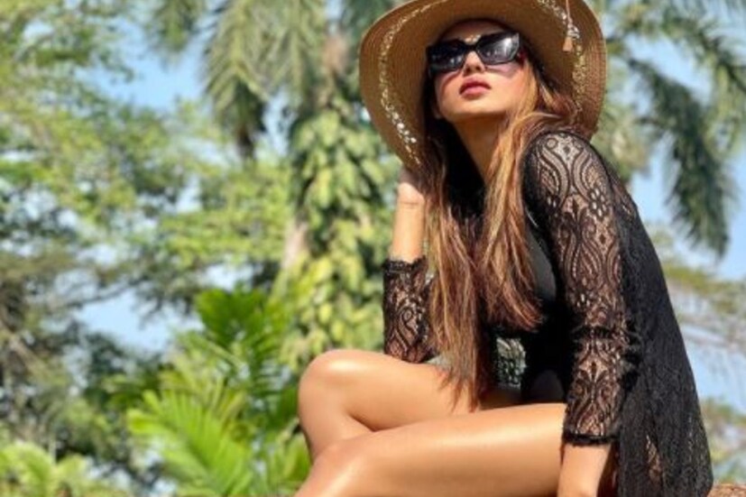 গোয়া গিয়েও নানা রকমের পোশাকে ফোটোশ্যুট করতেও দেখা গিয়েছে মিমিকে। তবে এই কালো পোশাক ও হ্যাটে সবথেকে বেশি নজর কেড়েছেন অভিনেত্রী।