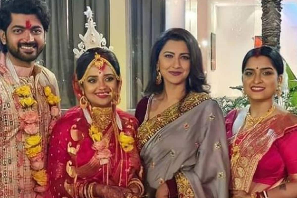 মিমি আর ওমের বিয়ের প্রত্যেকটি অনুষ্ঠানে প্রথম থেকেই উপস্থিত ছিলেন অভিনেত্রী দেবপর্ণা পাল চৌধুরী। সঙ্গীত, হলদি, মেহেন্দি সবকটিতেই ছিলেন তিনি। বন্ধুদের বিয়ে নিয়ে খুব উচ্ছসিত ছিলেন তিনি। মিমি আর ওমের বিয়ের প্রত্যেকটি অনুষ্ঠানে প্রথম থেকেই উপস্থিত ছিলেন অভিনেত্রী দেবপর্ণা পাল চৌধুরী। সঙ্গীত, হলদি, মেহেন্দি সবকটিতেই ছিলেন তিনি। বন্ধুদের বিয়ে নিয়ে খুব উচ্ছসিত ছিলেন তিনি।