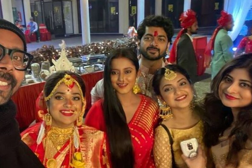 এছাড়া এসেছিলেন অভিনেত্রী সন্দীপ্তা সেন ও শ্রুতি গোস্বামী। সব মিলিয়ে একেবারে চাঁদের হাট বসেছিল তাঁদের বিয়েতে। 