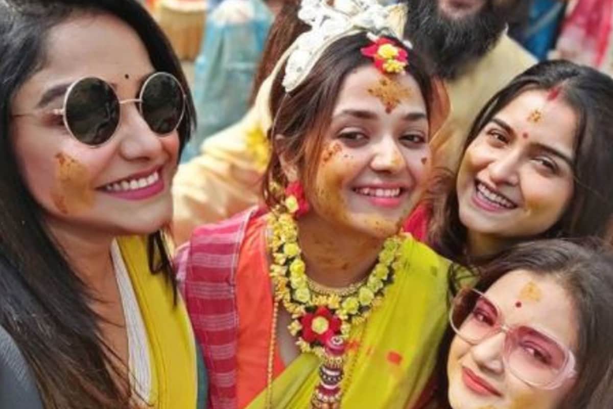 ওম ও মিমির বন্ধু তথা অভিনেত্রী সায়ন্তনী গুহঠাকুরতা ও সানন্দাও বিয়ের প্রতিটি অনুষ্ঠানে উপস্থিত ছিলেন। বন্ধুদের বিয়েতে তাঁরাও হইহই করেছেন। ওম ও মিমির বন্ধু তথা অভিনেত্রী সায়ন্তনী গুহঠাকুরতা ও সানন্দাও বিয়ের প্রতিটি অনুষ্ঠানে উপস্থিত ছিলেন। বন্ধুদের বিয়েতে তাঁরাও হইহই করেছেন।