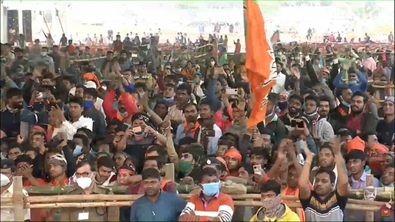 তৃণমূলের ভুল ধরতে গিয়ে মোদির তোপ, রেশন কার্ড প্রকল্প চালু হয়নি। তাঁর অভিযোগ রাজ্য সরকারি কর্মীরা নাকি সঠিক সময়ে বেতন পান না। পাশাপাশি আমফান দুর্নীতি নিয়েও মুখ খোলেন প্রধানমন্ত্রী। তিনি আক্ষেপ করে বলেন, এই রাজ্য নয়া শিক্ষানীতিও কার্যকর করেনি। তাঁর ক্ষোভ আযুস্মান যোজনা চালু না হওয়া নিয়ে। পাশাপাশি আশ্বাস বিজেপির সরকার গঠিত হলেই মিলবে কিষাণ সম্মাননিধি। তৃণমূলের ভুল ধরতে গিয়ে মোদির তোপ, রেশন কার্ড প্রকল্প চালু হয়নি। তাঁর অভিযোগ রাজ্য সরকারি কর্মীরা নাকি সঠিক সময়ে বেতন পান না। পাশাপাশি আমফান দুর্নীতি নিয়েও মুখ খোলেন প্রধানমন্ত্রী। তিনি আক্ষেপ করে বলেন, এই রাজ্য নয়া শিক্ষানীতিও কার্যকর করেনি। তাঁর ক্ষোভ আযুস্মান যোজনা চালু না হওয়া নিয়ে। পাশাপাশি আশ্বাস বিজেপির সরকার গঠিত হলেই মিলবে কিষাণ সম্মাননিধি।