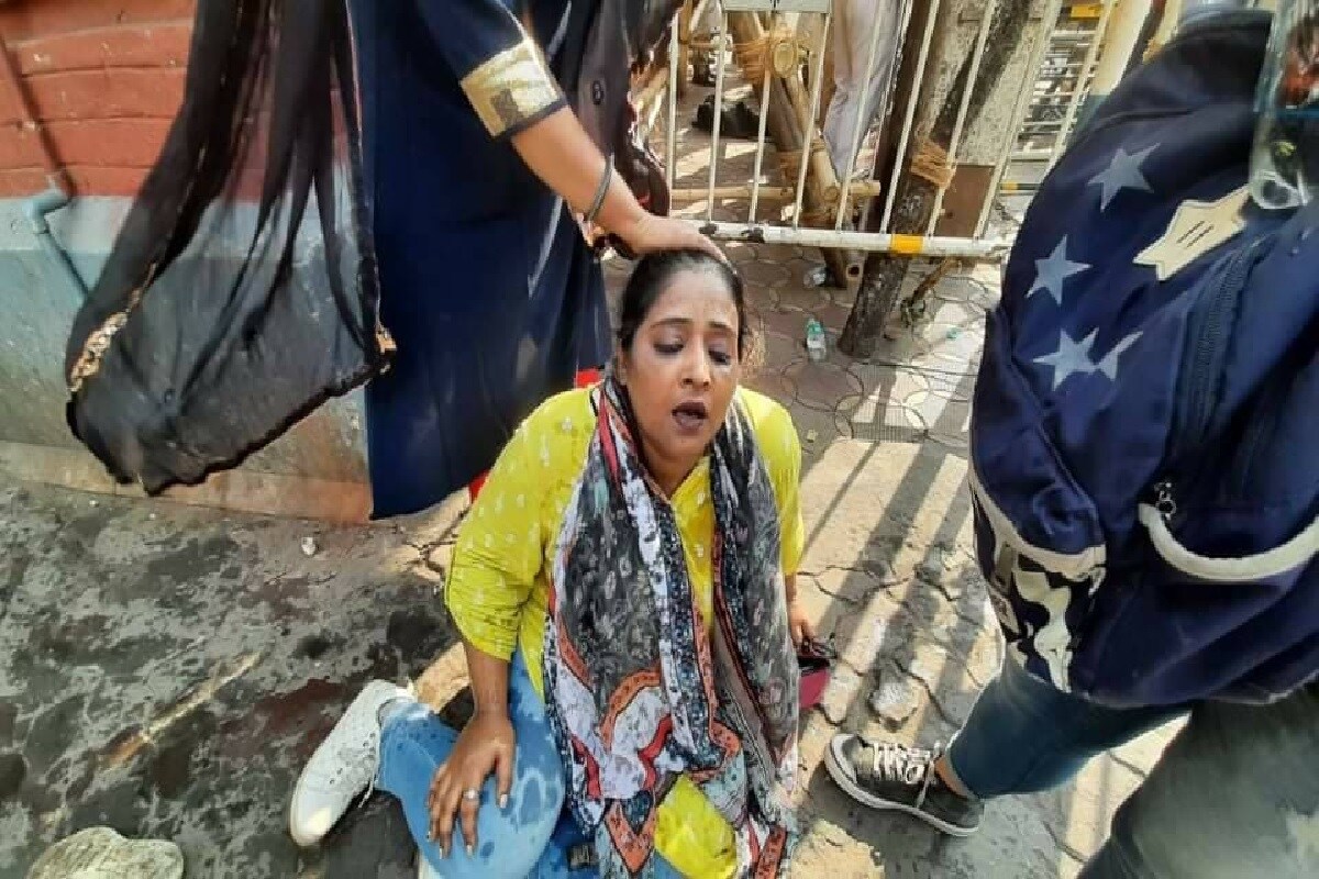 এ দিন বাম ছাত্র- যুব সংগঠনগুলি নবান্ন অভিযানের ডাক দিয়েছিল৷ মিছিল আটকাতে ডোরিনা ক্রসিং সহ ধর্মতলা চত্বরের গুরুত্বপূর্ণ সংযোগস্থলগলিতে ব্যারিকেড তৈরি করে পুলিশ৷ বিক্ষোভকারীরা ব্যারিকেড ভেঙে এগনোর চেষ্টা করতেই বাধা দেয় পুলিশ, শুরু হয় ধস্তাধস্তি, সংঘর্ষ৷ Photo-Facebook এ দিন বাম ছাত্র- যুব সংগঠনগুলি নবান্ন অভিযানের ডাক দিয়েছিল৷ মিছিল আটকাতে ডোরিনা ক্রসিং সহ ধর্মতলা চত্বরের গুরুত্বপূর্ণ সংযোগস্থলগলিতে ব্যারিকেড তৈরি করে পুলিশ৷ বিক্ষোভকারীরা ব্যারিকেড ভেঙে এগনোর চেষ্টা করতেই বাধা দেয় পুলিশ, শুরু হয় ধস্তাধস্তি, সংঘর্ষ৷ Photo-Facebook