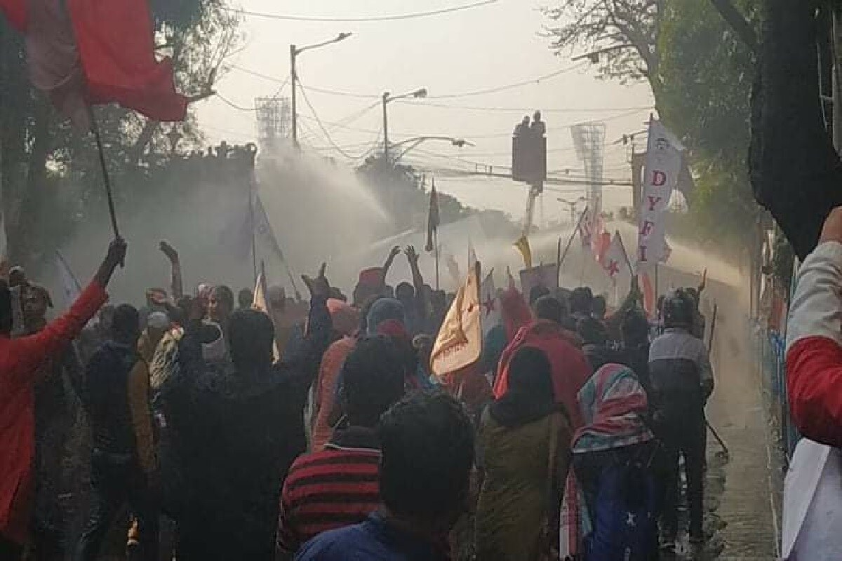 এ দিন বাম ছাত্র- যুব সংগঠনগুলি নবান্ন অভিযানের ডাক দিয়েছিল৷ মিছিল আটকাতে ডোরিনা ক্রসিং সহ ধর্মতলা চত্বরের গুরুত্বপূর্ণ সংযোগস্থলগলিতে ব্যারিকেড তৈরি করে পুলিশ৷ বিক্ষোভকারীরা ব্যারিকেড ভেঙে এগনোর চেষ্টা করতেই বাধা দেয় পুলিশ, শুরু হয় ধস্তাধস্তি, সংঘর্ষ৷ Photo-Facebook এ দিন বাম ছাত্র- যুব সংগঠনগুলি নবান্ন অভিযানের ডাক দিয়েছিল৷ মিছিল আটকাতে ডোরিনা ক্রসিং সহ ধর্মতলা চত্বরের গুরুত্বপূর্ণ সংযোগস্থলগলিতে ব্যারিকেড তৈরি করে পুলিশ৷ বিক্ষোভকারীরা ব্যারিকেড ভেঙে এগনোর চেষ্টা করতেই বাধা দেয় পুলিশ, শুরু হয় ধস্তাধস্তি, সংঘর্ষ৷ Photo-Facebook