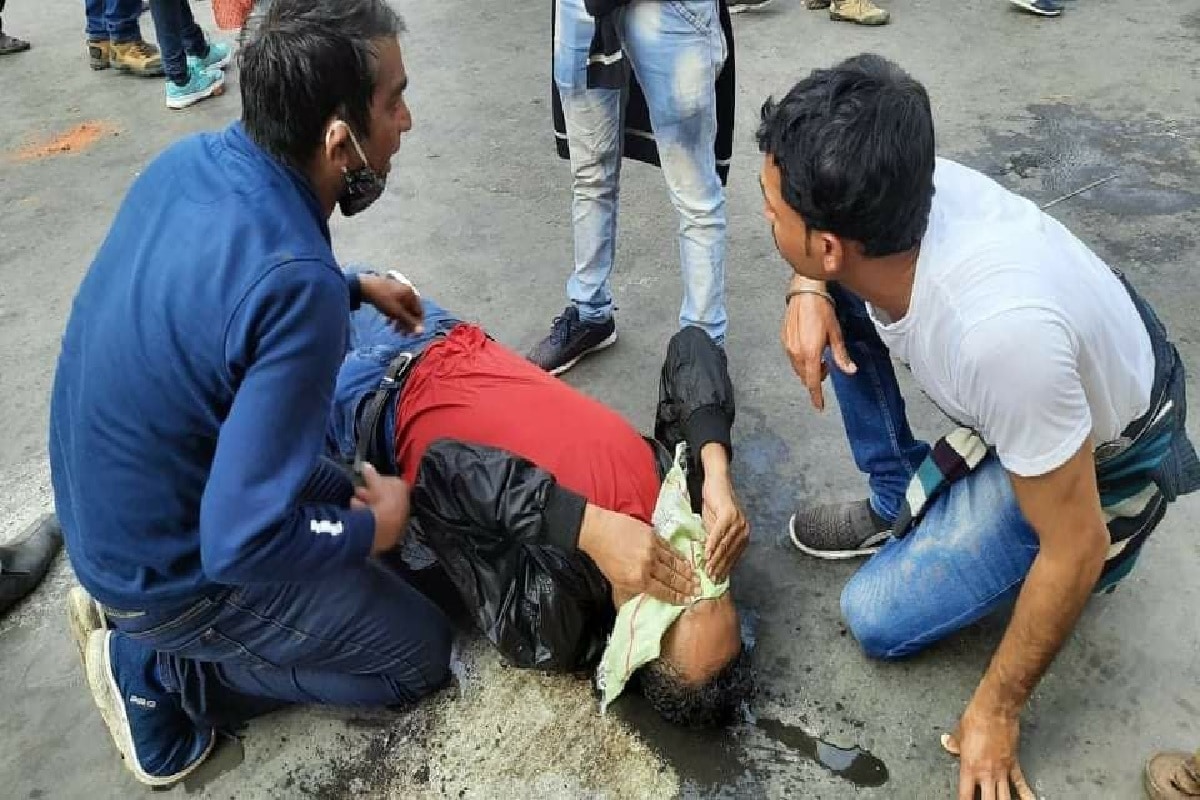বিক্ষোভকারীদের সামাল দিতে রাস্তায় নামেন পুলিশের শীর্ষ কর্তারাও৷ পুলিশের মারে বেশ কয়েকজন বিক্ষোভকারীর মাথা ফাটে, হাতে- পায়ে গুরুতর আঘাত লাগে বলে অভিযোগ৷ মহিলা পুলিশ ছাড়াই মহিলাদের উপরে আক্রমণ চালানো হয়েছে বলে অভিযোগ৷ Photo-Facebook বিক্ষোভকারীদের সামাল দিতে রাস্তায় নামেন পুলিশের শীর্ষ কর্তারাও৷ পুলিশের মারে বেশ কয়েকজন বিক্ষোভকারীর মাথা ফাটে, হাতে- পায়ে গুরুতর আঘাত লাগে বলে অভিযোগ৷ মহিলা পুলিশ ছাড়াই মহিলাদের উপরে আক্রমণ চালানো হয়েছে বলে অভিযোগ৷ Photo-Facebook