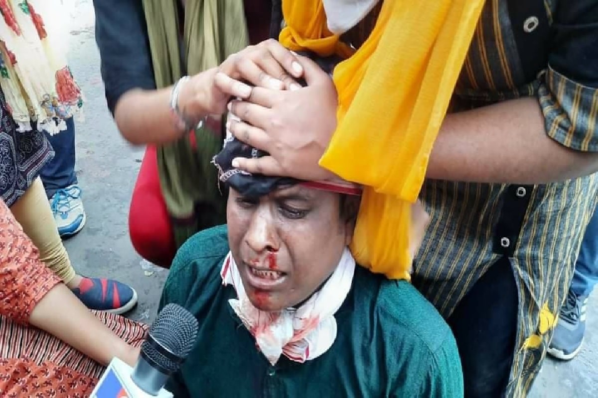 পুলিশের বিরুদ্ধে নৃশংস অত্যাচারের অভিযোগ তুলে মৌলালি মোড় অবরোধ করেন বাম ছাত্র- যুব সংগঠনের সদস্যরা৷ তাঁদের দাবি, পুলিশকে ক্ষমা চাইতে হবে৷ তা না হলে শুক্রবার গোটা রাজ্য স্তব্ধ করার হুমকি দিয়েছেন তাঁরা৷ Photo-Facebook পুলিশের বিরুদ্ধে নৃশংস অত্যাচারের অভিযোগ তুলে মৌলালি মোড় অবরোধ করেন বাম ছাত্র- যুব সংগঠনের সদস্যরা৷ তাঁদের দাবি, পুলিশকে ক্ষমা চাইতে হবে৷ তা না হলে শুক্রবার গোটা রাজ্য স্তব্ধ করার হুমকি দিয়েছেন তাঁরা৷ Photo-Facebook